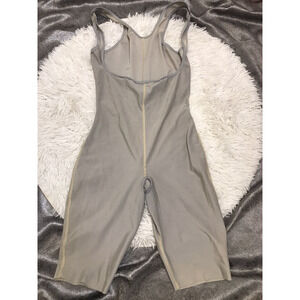 Pre-Owned Isavela Comprexxwear Nylon Women’s Med Gray Body Suit Mid Thigh Length